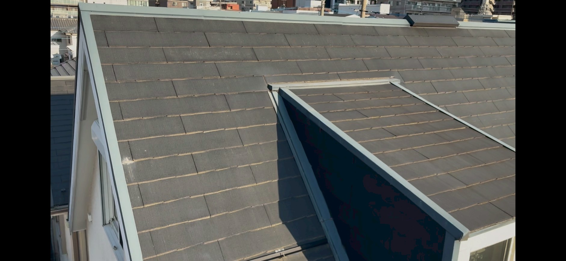 グレーのスレート屋根全景